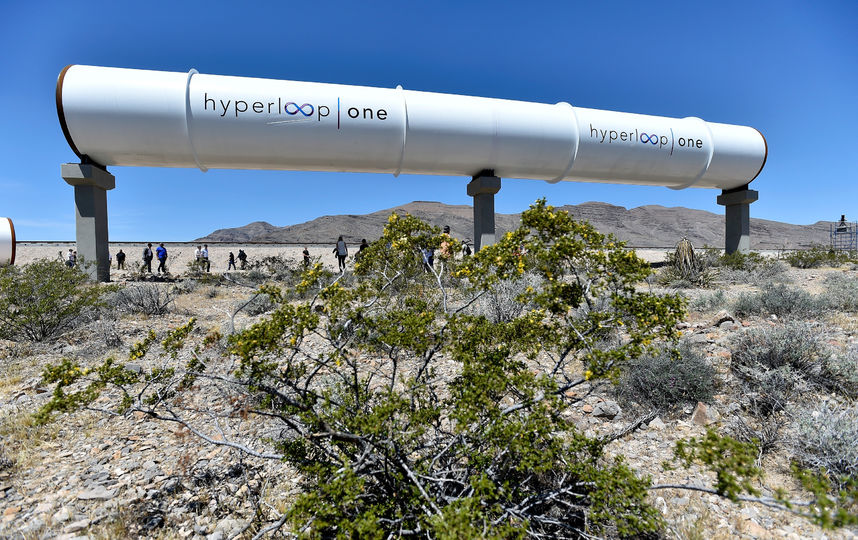 Впервые Маск упомянул о Hyperloop в интервью с Сарой Лэйси, которое дал в июле 2012 года на мероприятии PandoDaily в Санта-Монике. Предприниматель пообещал, что новое транспортное средство будет в 2 раза быстрее самолёта и в 3 – 4 раза быстрее скоростного поезда. Фото Getty