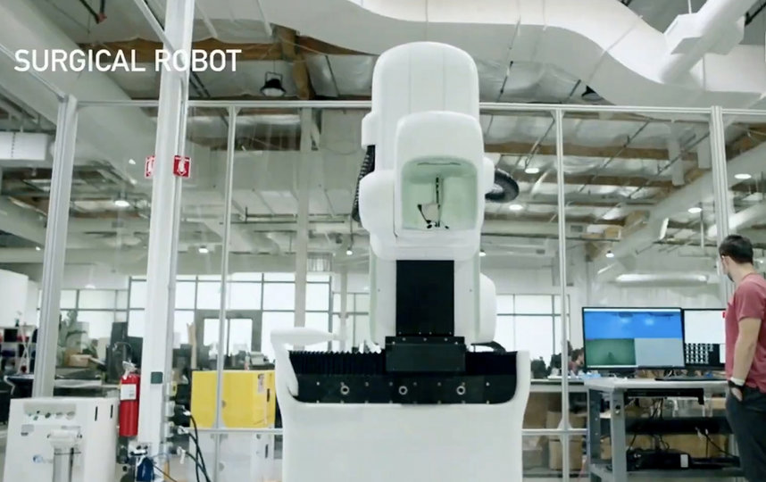 На презентации был представлен робот, разработанный для автоматизированной имплантации. Фото AFP