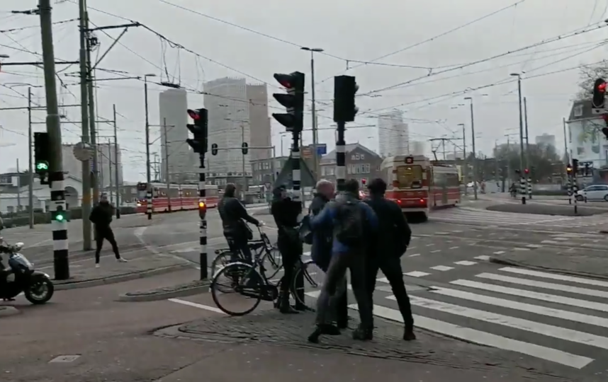 Скриншот из видео. Фото Twitter @arnoutvos