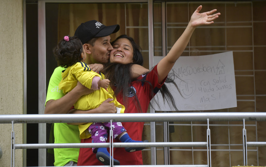 Танцуют: так люди в Колумбии приветствуют офицеров полиции, патрулирующих районы. Фото AFP