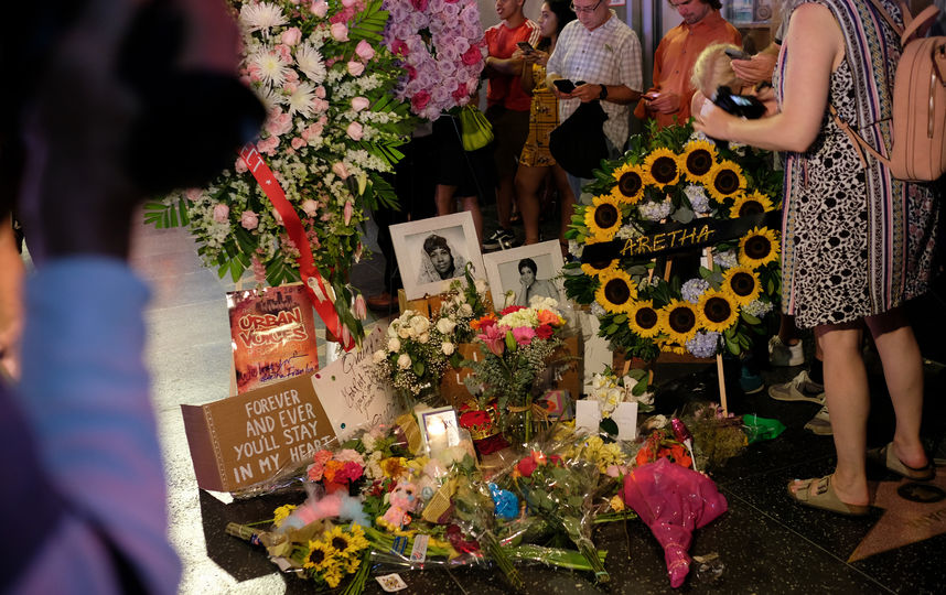 К звезде Ареты Франклин на Аллее славы в Лос-Анджелесе несут цветы , мягкие игрушки и футболки с портретом Франклин. Фото AFP