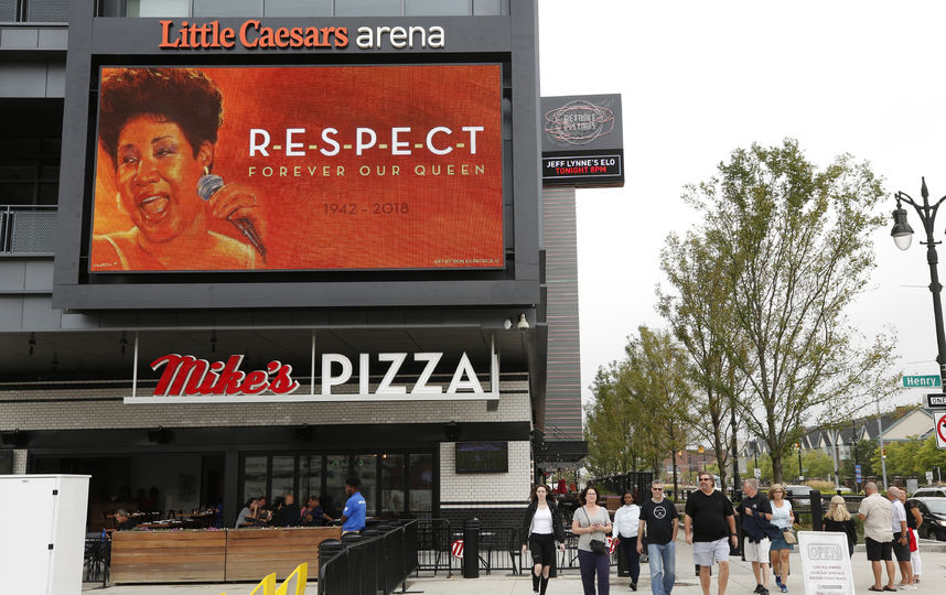 К звезде Ареты Франклин на Аллее славы в Лос-Анджелесе несут цветы , мягкие игрушки и футболки с портретом Франклин. Фото AFP