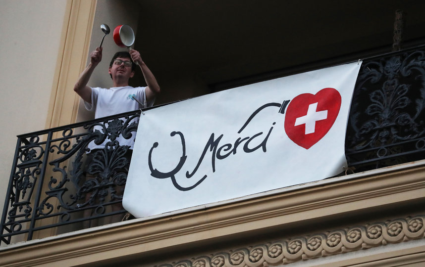 Аплодируют медикам. Франция. Фото AFP