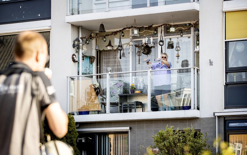 Мужчина делает упражнения в нидерландском городке Квинтсёл. Из-за предписаний оставаться дома многие пожилые люди пропускают свои занятия. Фото AFP