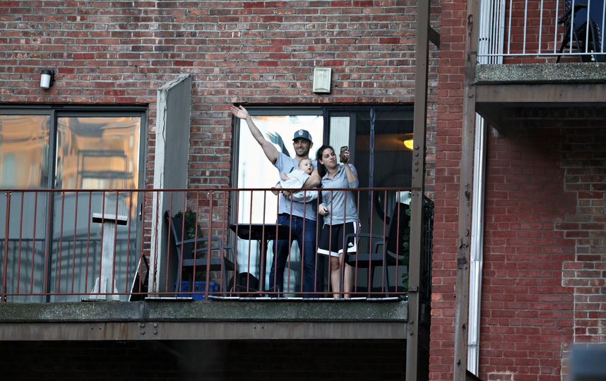 Аплодируют медикам. Нью-Йорк, США. Фото AFP