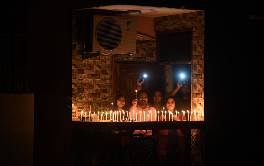 Принимают участие в акциях: в Индии 5 апреля жители страны вышли на балконы и в тишине зажгли свечи и фонарики на 9 минут в знак солидарности и единства в борьбе с пандемией коронавируса. Фото AFP