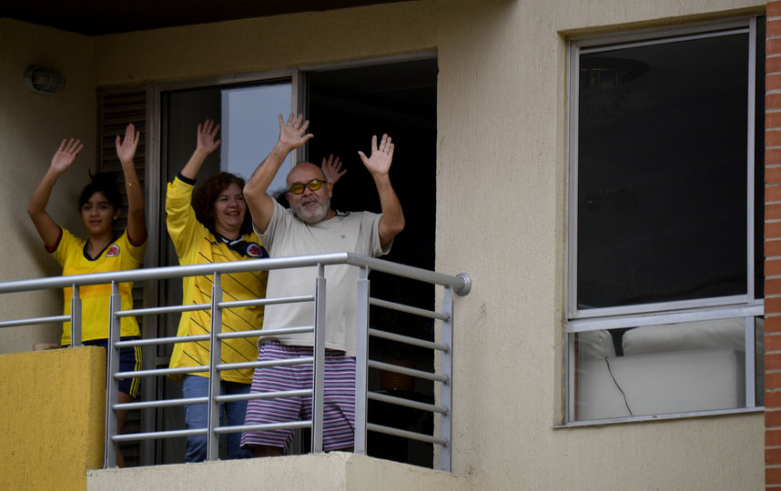 Танцуют: так люди в Колумбии приветствуют офицеров полиции, патрулирующих районы. Фото AFP