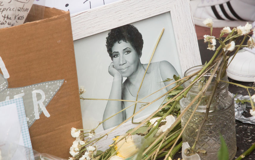 К звезде Ареты Франклин на Аллее славы в Лос-Анджелесе несут цветы , мягкие игрушки и футболки с портретом Франклин. Фото AFP