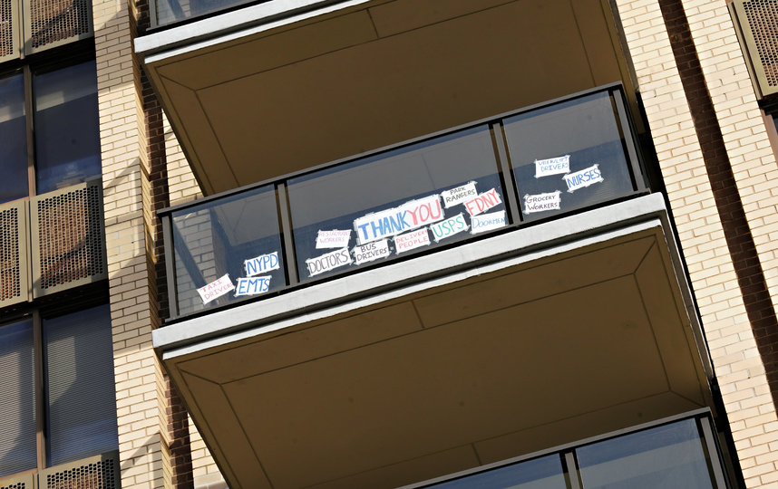 Пишут записки со словами благодарностями. Нью-Йорк, США. Фото AFP