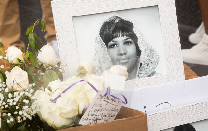 К звезде Ареты Франклин на Аллее славы в Лос-Анджелесе несут цветы , мягкие игрушки и футболки с портретом Франклин. Фото AFP