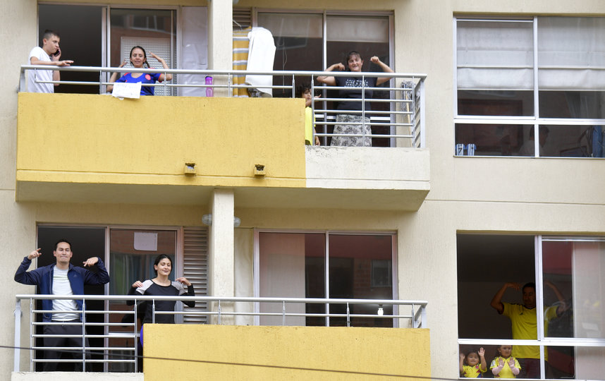 Танцуют: так люди в Колумбии приветствуют офицеров полиции, патрулирующих районы. Фото AFP