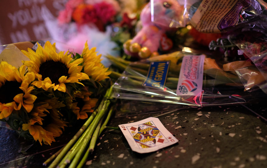 К звезде Ареты Франклин на Аллее славы в Лос-Анджелесе несут цветы , мягкие игрушки и футболки с портретом Франклин. Фото AFP