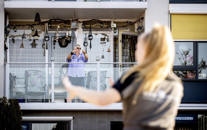 Мужчина делает упражнения в нидерландском городке Квинтсёл. Из-за предписаний оставаться дома многие пожилые люди пропускают свои занятия. Фото AFP