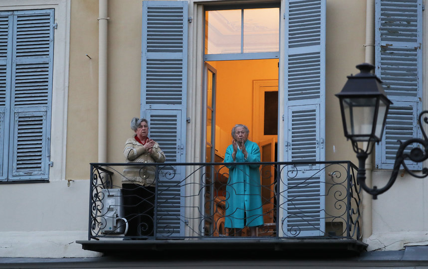 Жители Ниццы аплодируют медикам. Фото AFP