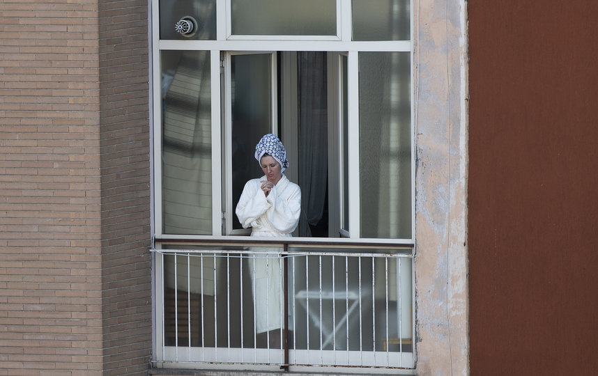 Жители Рима наблюдают за мессой в Вербное (Пальмовое) воскресенье. 5 апреля. Фото AFP