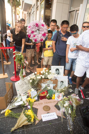 К звезде Ареты Франклин на Аллее славы в Лос-Анджелесе несут цветы , мягкие игрушки и футболки с портретом Франклин. Фото AFP