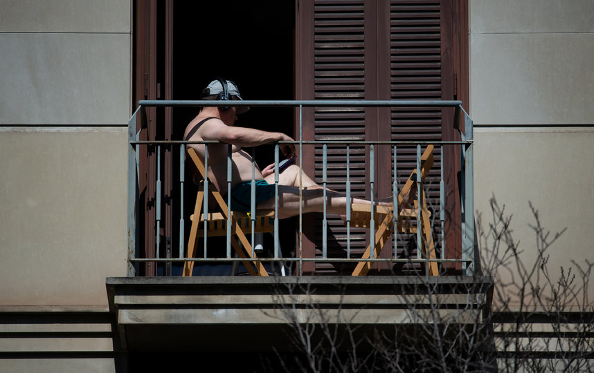 Слушают музыку и читают книги. Барселона, Испания. Фото AFP