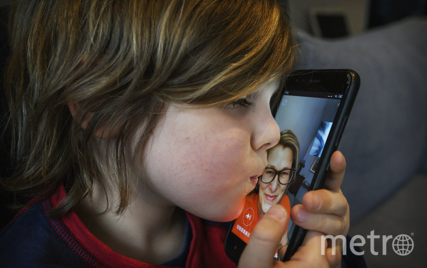 Cтарайтесь звонить близким. Фото getty, "Metro"