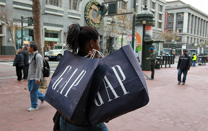 Покупки в магазине GAP. Фото Getty