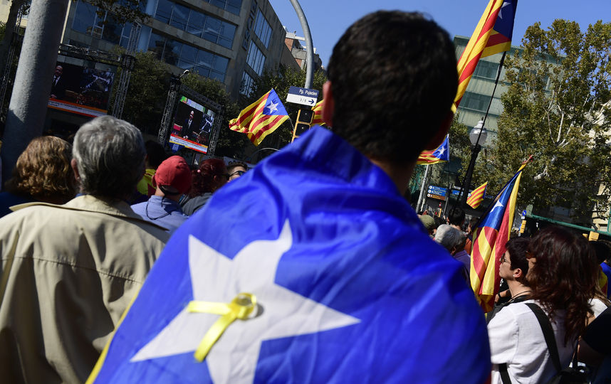 Каталонцы празднуют независимость: самые яркие фото из Барселоны