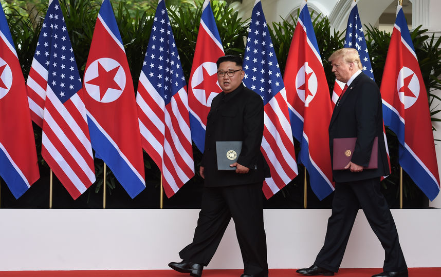 Первая встреча действующего президента США с лидером КНДР состоялась в Сингапуре 12 июня. Фото AFP