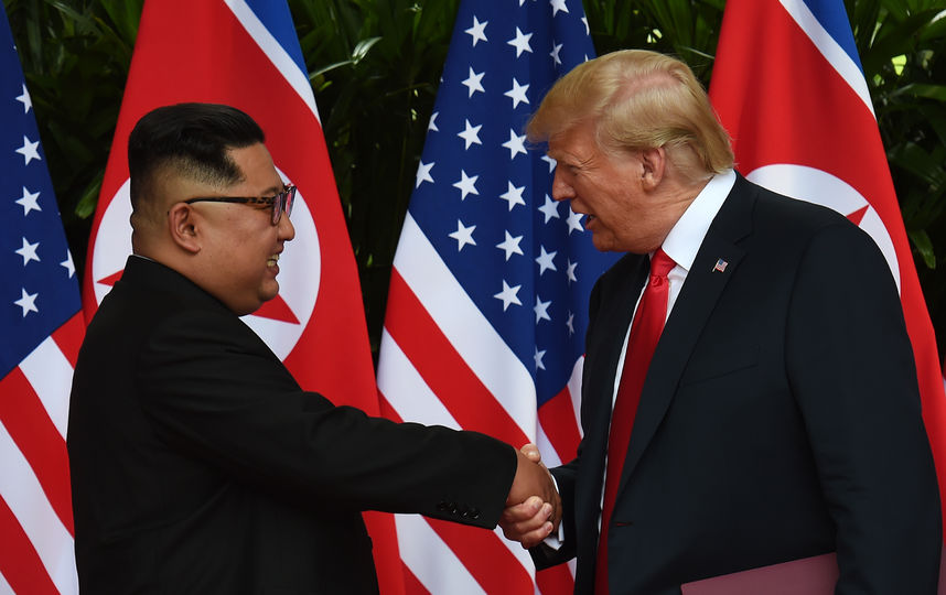 Первая встреча действующего президента США с лидером КНДР состоялась в Сингапуре 12 июня. Фото AFP