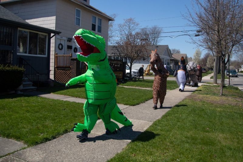 Цель "клуба динозаврика" – поднять настроение окружающим во время пандемии. Фото AFP