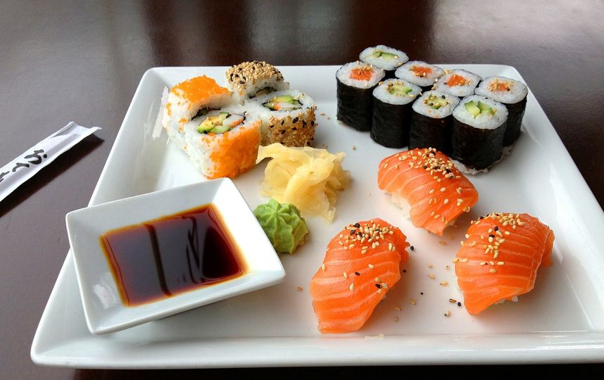 По словам Нобуюку, суши нужно есть руками. Фото Pixabay