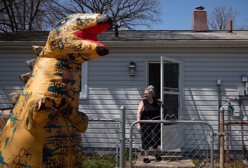 Лидер команды – тираннозавр Рекс – всегда сопровождает компанию. Фото AFP