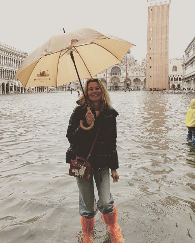 Телеведущая Юлия Высоцкая в Венеции. Фото www.instagram.com/juliavysotskayaofficial