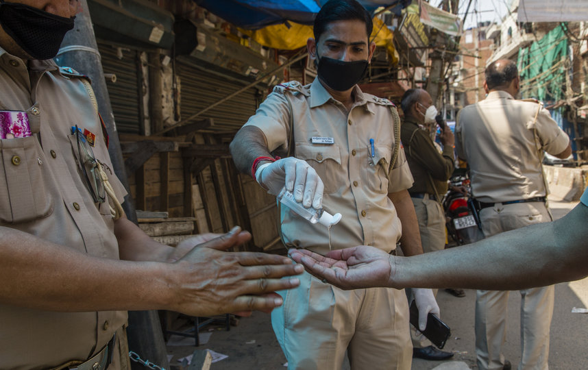 Полиция в Индии внимательно следит за чистотой рук. Фото Getty