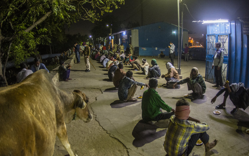 Потерявшие работу индийцы ждут еды. Фото Getty