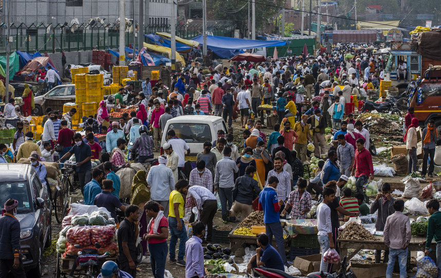 Обычное число посетителей местного рынка. Фото Getty