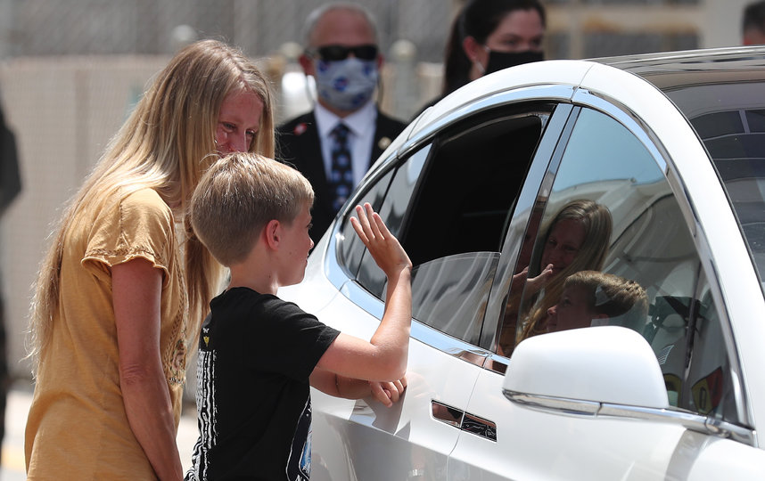 Супруга Дага Хёрли Карен и их сын Джек. Фото AFP