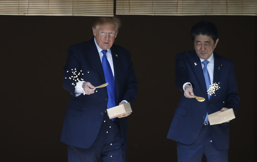Трамп и Абэ кормят рыбок. Фото AFP