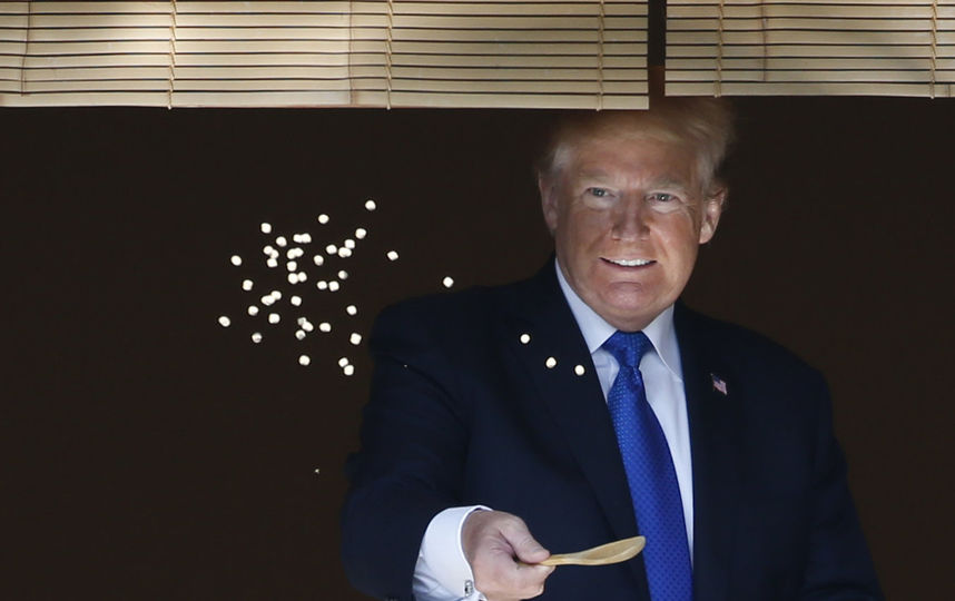 Трамп и Абэ кормят рыбок. Фото AFP