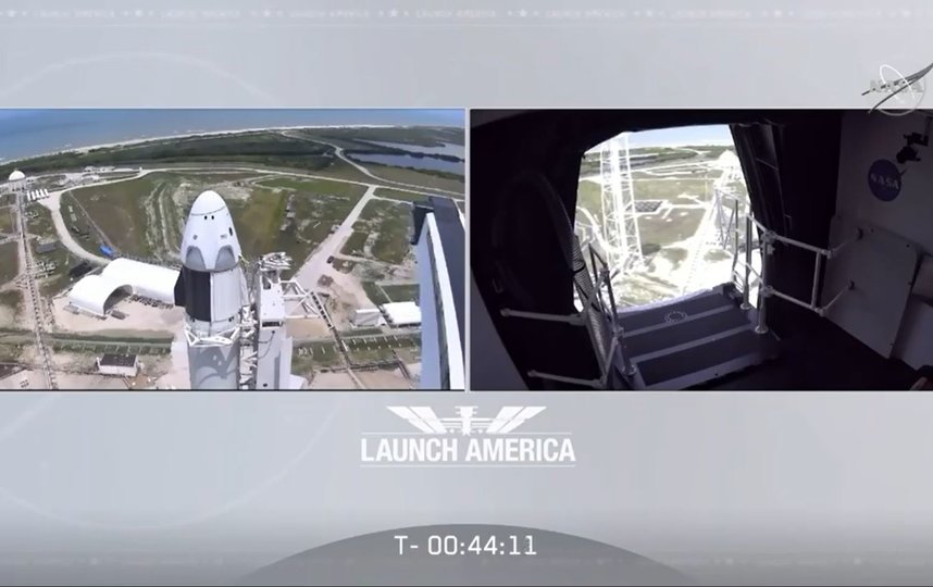 Корабль Crew Dragon доставит на станцию двух астронавтов – Дага Хёрли и Роберта Бенкена. Фото AFP