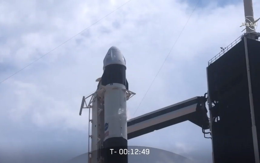 Ракета-носитель Falcon и Crew Dragon. Фото AFP