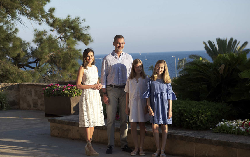 Королева Летиция и король Филипп VI с детьми. Фото Getty