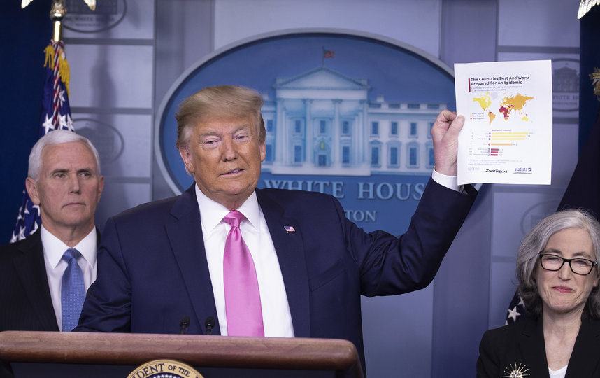 Дональд Трамп уповает на то, что вирус уничтожит повышенная температура воздуха в летний период. Фото Getty