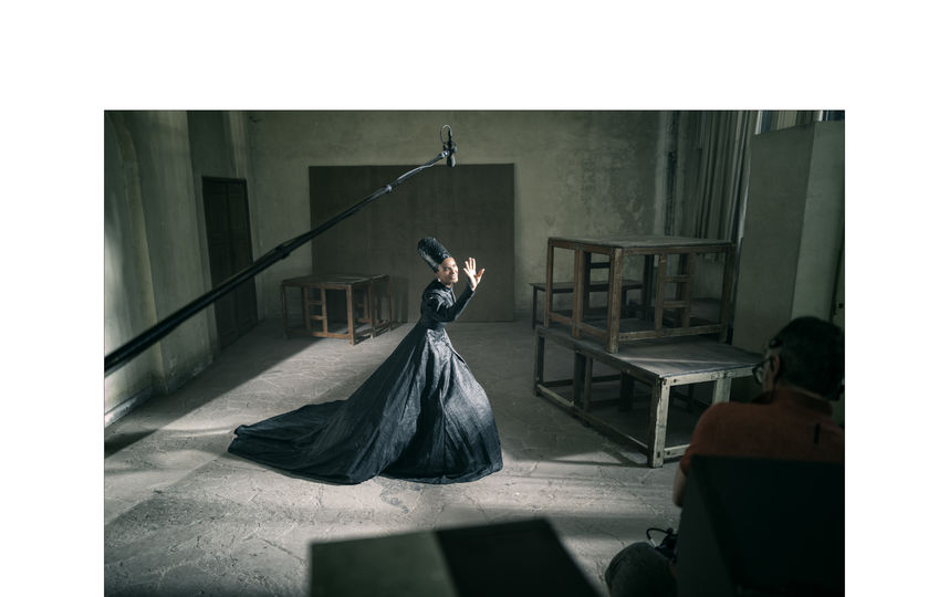 Индия Мур. Бэкстейдж фото.