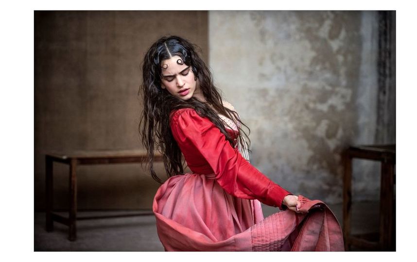 Испанская певица Розалия. Бэкстейдж фото. Фото Алессандро Скотти, фотографии со съемок Календаря Pirelli 2020 Паоло Роверси