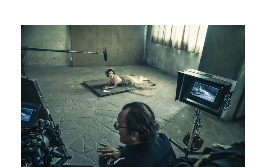 Мия Гот. Бэкстейдж фото. Фото Алессандро Скотти, фотографии со съемок Календаря Pirelli 2020 Паоло Роверси