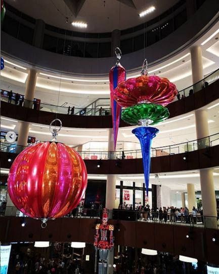 Композиция из новогодних игрушек установлена в The Dubai Mall. Фото Скриншот https://www.instagram.com/p/BrugnoIFj7p/