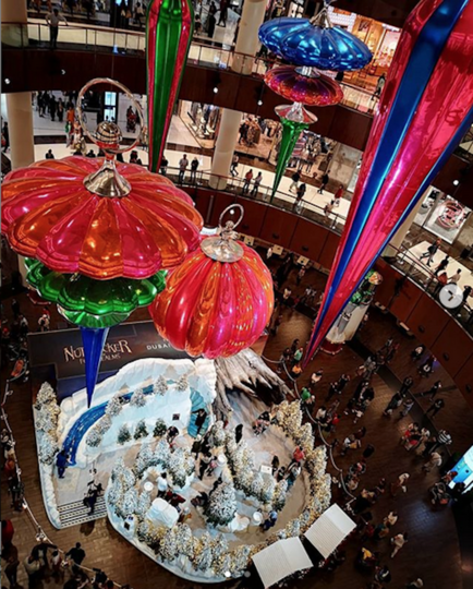 Композиция из новогодних игрушек установлена в The Dubai Mall. Фото Скриншот https://www.instagram.com/p/BrugnoIFj7p/