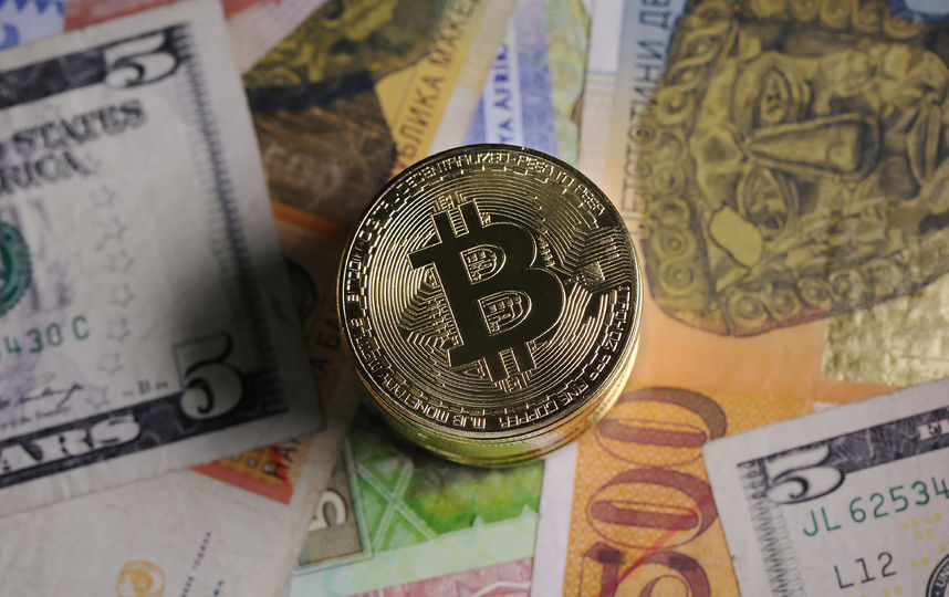 Монета, символизирующая цифровую криптовалюту биткоин. Фото Getty