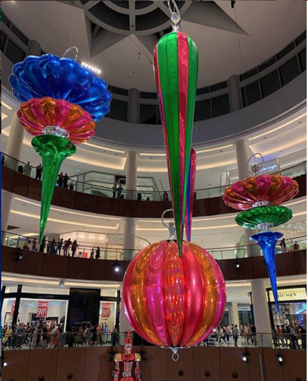 Композиция из новогодних игрушек установлена в The Dubai Mall. Фото Скриншот https://www.instagram.com/yalla.dubai/