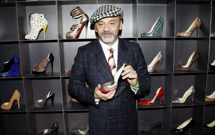 Дизайнер Кристиан Лабутен с туфелькой от Christian Louboutin. Фото Getty