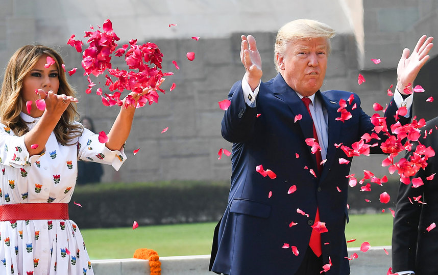 Лепестки роз и "класс счастья": как проходит второй день Дональда и Мелании Трамп в Индии