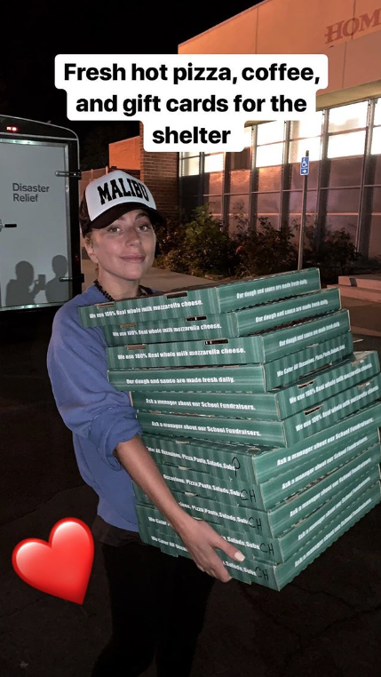 Леди Гага привезла пиццу и кофе пострадавшим от пожара